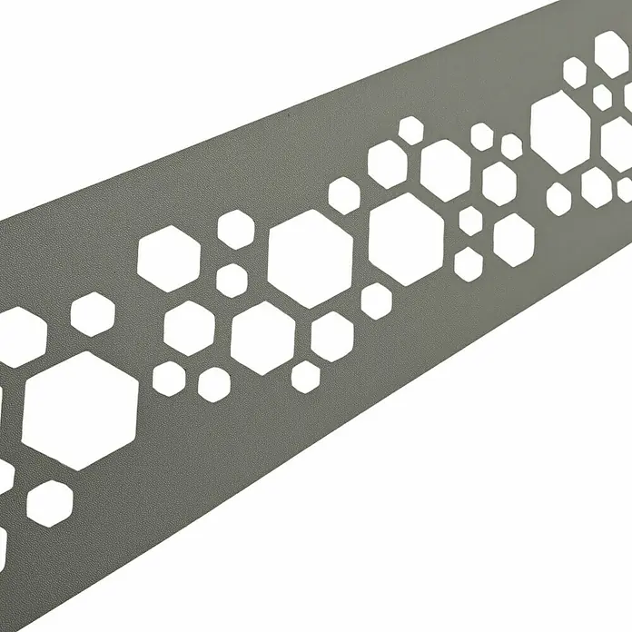 zaun|zu Sichtschutzstreifen Premium Hexagon Dekor - 2,55 m x 19 cm x 0,1 cm, Steingrau - Detailansicht einer grau perforierten Metallplatte mit einem Muster aus verschieden großen Sechsecken, ideal für Fassadenverkleidung oder dekorative Elemente.