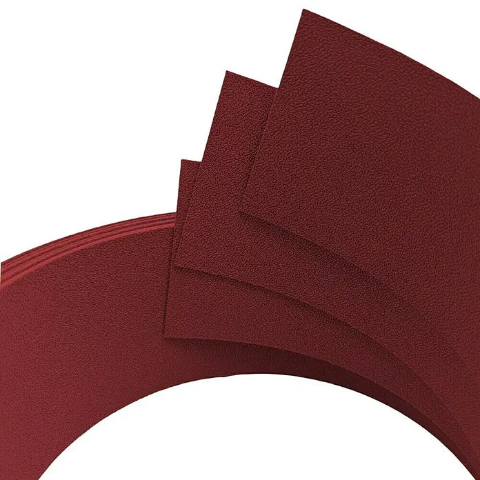zaun|zu Sichtschutzstreifen Premium 1/3 - 2,55 m x 6,3 cm x 0,1 cm, Bordeauxrot - Nahaufnahme von roten Industrie-Dichtungselementen, die gestapelt und leicht versetzt sind. Ideal für technische Anwendungen.