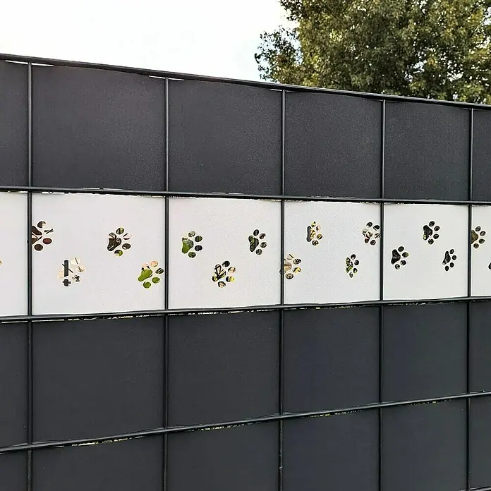 zaun|zu Sichtschutzstreifen Premium Tapsi - 2,55 m x 19 cm x 0,1 cm, Braun - Ein Zaun mit grauen und weißen Elementen, der mit niedlichen Pfotenabdrücken verziert ist, ideal für Tierliebhaber.