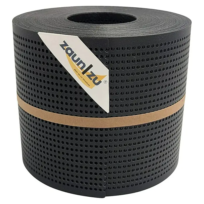 zaun|zu Sichtschutzstreifen Polyal Eco Gelocht 30 % - 26 m x 19 cm x 0,1 cm, Schwarz - Nahaufnahme einer Rolle blickdichter Zaunfolie von Zaunlzu mit unzähligen kleinen Löchern, die mit einem Papieretikett und einem Gummiband versehen ist.