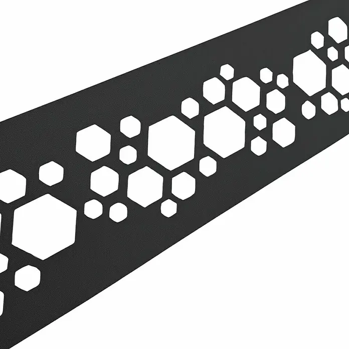zaun|zu Sichtschutzstreifen Premium Hexagon Dekor - 2,55 m x 19 cm x 0,1 cm, Anthrazit - Detailansicht einer dekorativen, schwarzen Metallplatte mit einem Muster aus sechseckigen und runden Aussparungen.