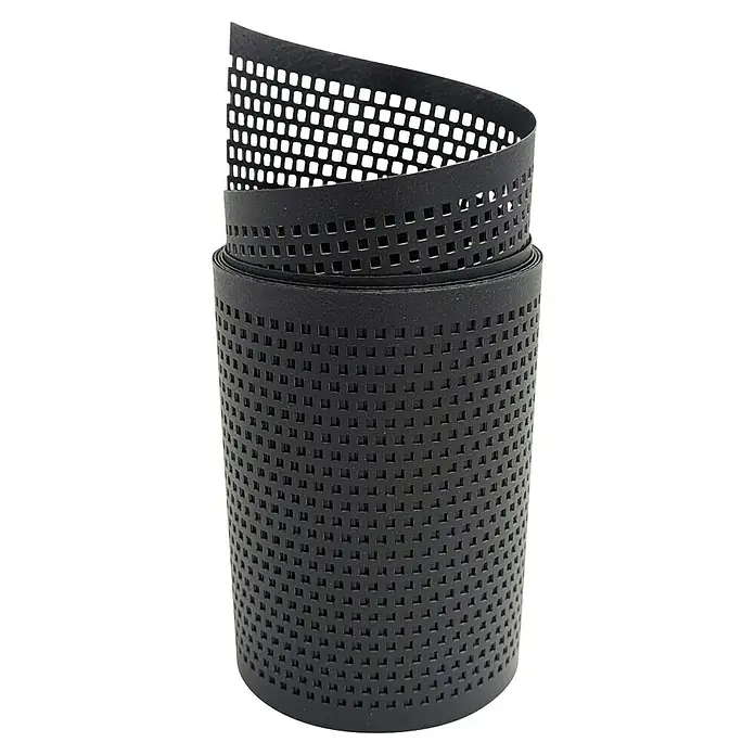 zaun|zu Sichtschutzstreifen Polyal Eco Quadratisch Gelocht - 2,55 m x 19 cm x 0,1 cm, Schwarz - Schwarzes, perforiertes Kunststoffband. Das Kunststoffband ist zu einer Rolle gewickelt und hat viele quadratische Löcher.