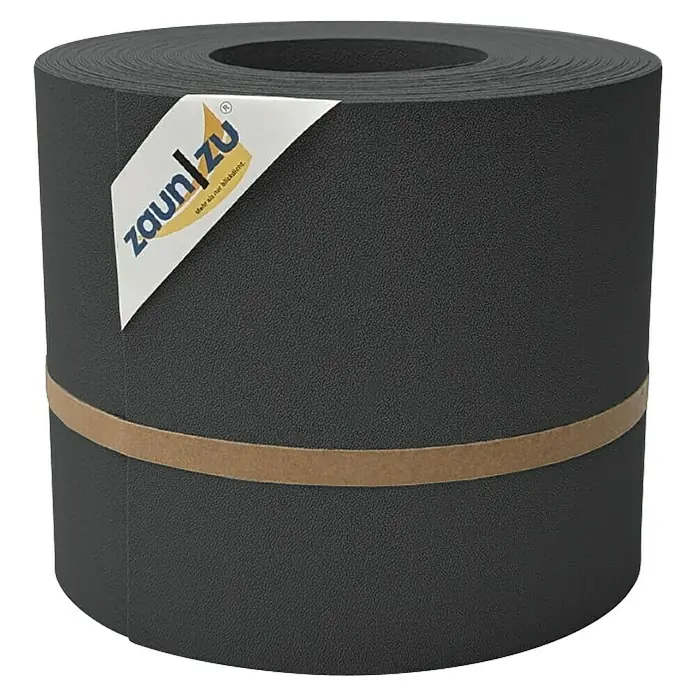 zaun|zu Sichtschutzstreifen Premium DSM - 26 m x 19 cm x 0,1 cm, Anthrazit - Nahaufnahme einer Rolle Zaunfolie mit der Aufschrift „zaun/zu“ und einem braunen Band in der Mitte. Schützt vor neugierigen Blicken.