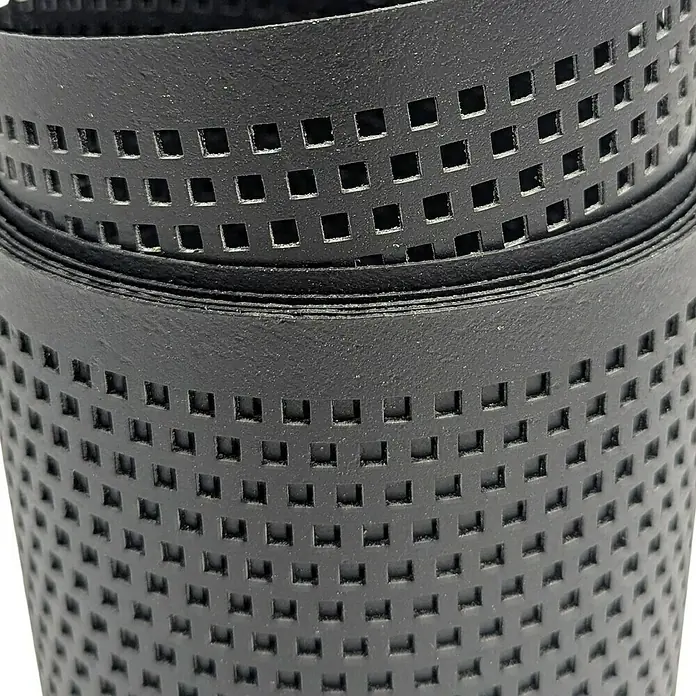 zaun|zu Sichtschutzstreifen Polyal Eco Quadratisch Gelocht - 2,55 m x 19 cm x 0,1 cm, Schwarz - Nahaufnahme eines gerollten, perforierten schwarzen Kunststoffbandes mit quadratischen Löchern.