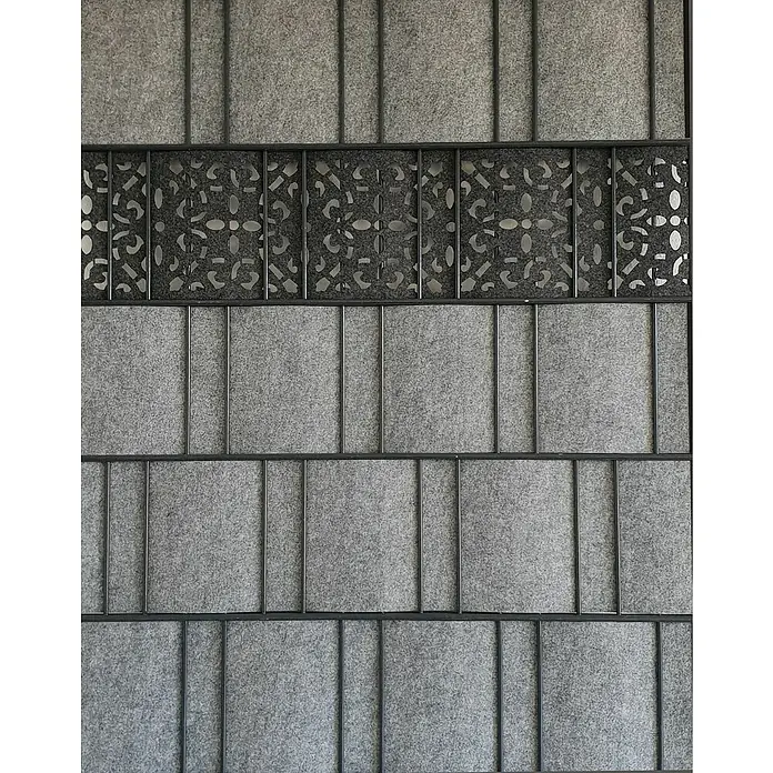zaun|zu Sichtschutzstreifen Ornament - 2,6 m x 19 cm x 0,2 cm, Anthrazit - Nahaufnahme einer schallabsorbierenden Wandplatte mit dekorativem Muster. Die Platte kombiniert graue Filzelemente mit einem schwarzen Metallrahmen.