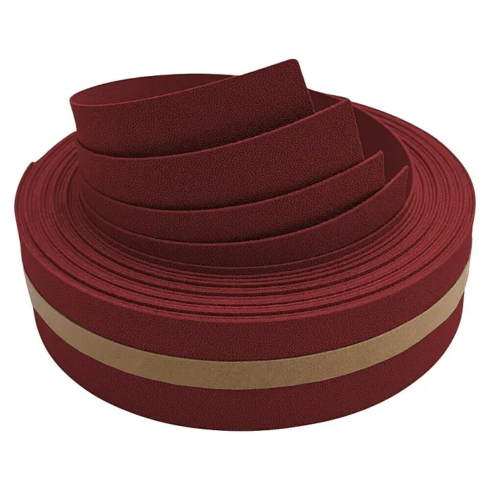 zaun|zu Sichtschutzstreifen Premium 1/4 Set - 2,55 m x 4,7 cm x 0,1 cm, Bordeauxrot - Nahaufnahme von roten Lenkerbandrollen mit Textur, die auf einer Rolle aufgewickelt sind.