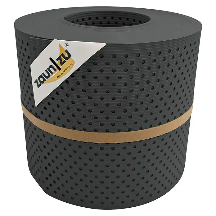 zaun|zu Sichtschutzstreifen Rille Gelocht 15% - 26 m x 19 cm x 0,1 cm, Anthrazit - Nahaufnahme des Zaunblende Sichtschutz Grau mit der Beschriftung Zaun|Zu.