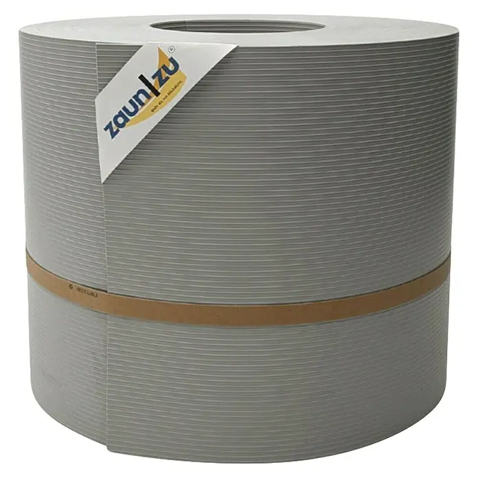 zaun|zu Sichtschutzstreifen Rille Maxi - 50 m x 24 cm x 0,12 cm, Steingrau - Ein Rolle Zaunfolie in Grau, umgeben von einer braunen Banderole und einem Zaun|zu-Etikett, das auf die Marke und das Produkt hinweist.