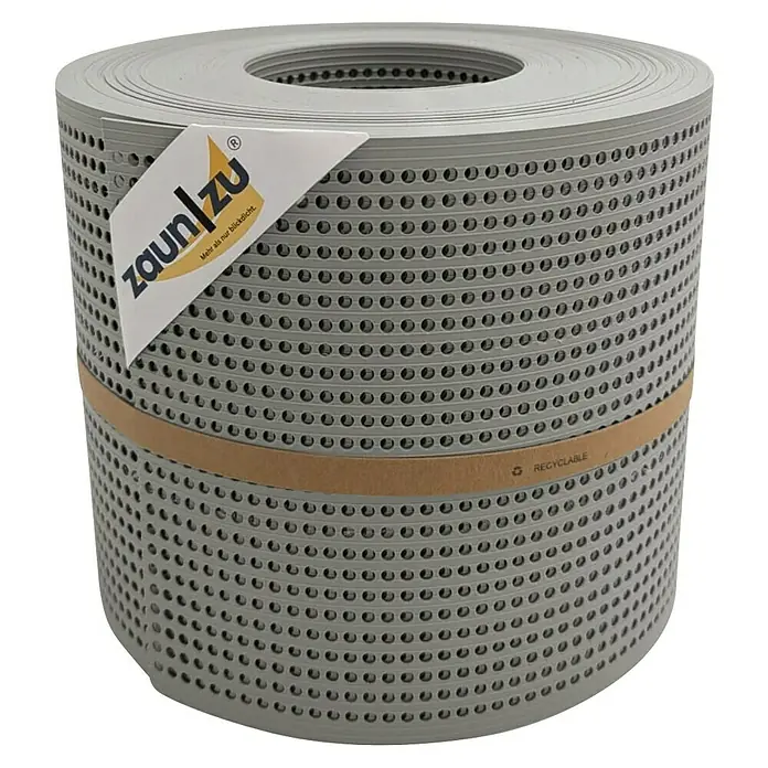 zaun|zu Sichtschutzstreifen Rille Gelocht 30% PP - 26 m x 19 cm x 0,1 cm, Steingrau - Nahaufnahme einer Rolle grauer Zaunfolie von ZaunZu mit kleinen Löchern. Ideal zum Schutz der Privatsphäre im Garten oder auf der Terrasse.