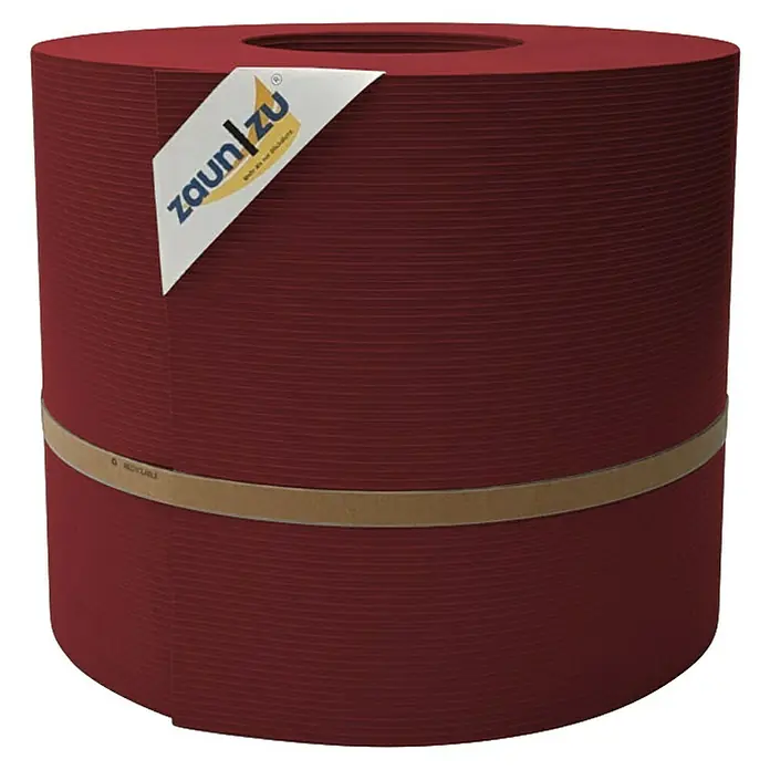 zaun|zu Sichtschutzstreifen Rille Maxi - 50 m x 24 cm x 0,12 cm, Bordeaux - Produktbild eines runden Sichtschutzzaun von Zaun|Zu in Burgunderrot mit einem Papierband umwickelt, das die Recyclingfähigkeit hervorhebt.