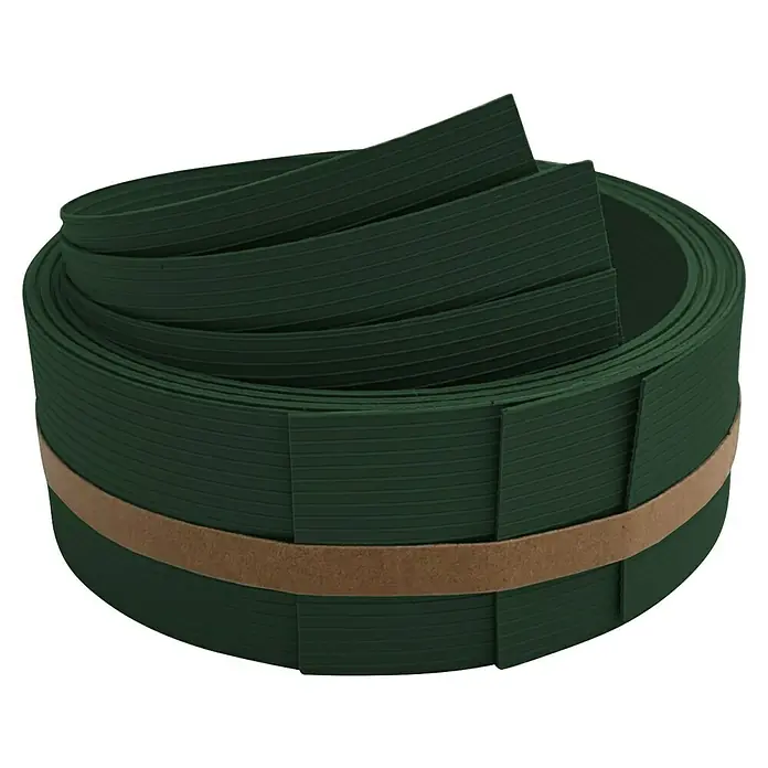 zaun|zu Sichtschutzstreifen Rille Drittel Set - 2,55 m x 6,3 cm x 0,1 cm, Tannengrün - Nahaufnahme eines Gartenzauns aus flexiblem, grünem Kunststoff, der mit einem braunen Band zusammengehalten wird.