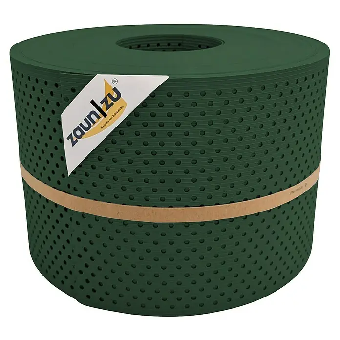 zaun|zu Sichtschutzstreifen Rille Gelocht 15% - 50 m x 19 cm x 0,1 cm, Tannengrün - Eine Rolle Zaunfolie in Dunkelgrün mit Löchern, verpackt mit einem Papierband und einem Herstelleretikett.