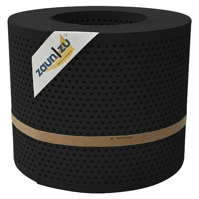 zaun|zu Sichtschutzstreifen Premium Gelocht 20% - 26 m x 19 cm x 0,1 cm, Tiefschwarz - Ein großes schwarzes Zaunblende-Sichtschutzrollo "Zaunblende" mit vielen Löchern und einer Banderole aus Pappe mit dem Aufdruck "Recyclable".