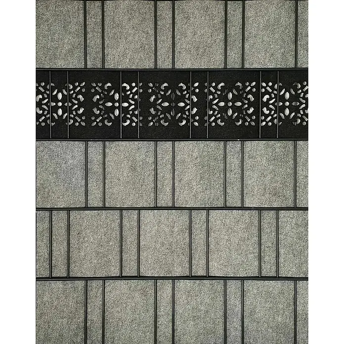 zaun|zu Sichtschutzstreifen Ornament - 2,6 m x 19 cm x 0,2 cm, Schwarzgrau - Nahaufnahme eines grau gefärbten Dekorpaneels mit einem einzigartigen, fein gearbeiteten schwarzen Zierstreifen in der Mitte.