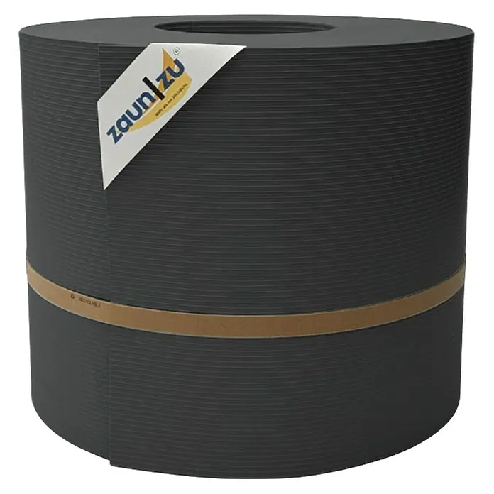 zaun|zu Sichtschutzstreifen Rille Maxi - 50 m x 24 cm x 0,12 cm, Anthrazit - Nahaufnahme einer Rolle blickdichter Zaunfolie von ZaunZu, verpackt mit einem recyclebarem Papierband.