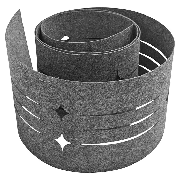 zaun|zu Sichtschutzstreifen Design Starline - 2,6 m x 19 cm x 0,2 cm, Hellgrau - Das graue Filzband mit Sternausschnitten ist aufgerollt und präsentiert eine dekorative und flexible Gestaltungsmöglichkeit.