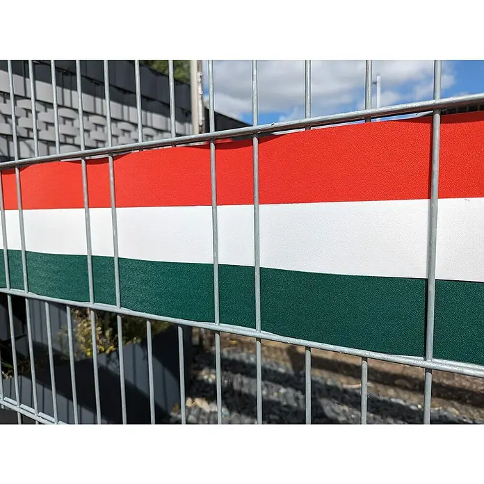 zaun|zu Sichtschutzstreifen Ungarn - 2,55 m x 0,1 cm x 19 cm, Blau/Rot/Weiß, Ungarn, Schmal - Zaun mit ungarischer Flagge. Die ungarische Flagge ist an einem Maschendrahtzaun befestigt und weht im Wind, ein Symbol für Nationalstolz.