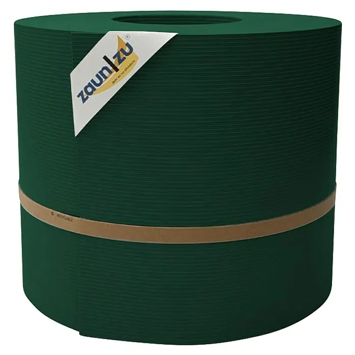 zaun|zu Sichtschutzstreifen Rille Maxi - 50 m x 24 cm x 0,12 cm, Grün - Das Bild zeigt eine Rolle Zaunfolie von Zaunzu in sattem Grün, umwickelt mit einem braunen Band, bereit zur Montage.