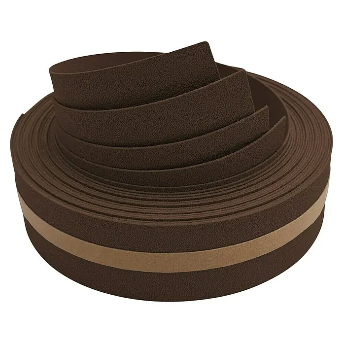 zaun|zu Sichtschutzstreifen Premium 1/4 Set - 2,55 m x 4,7 cm x 0,1 cm, Braun - Aufgerolltes, braunes Kantenumleimer-Band, das für eine saubere und professionelle Kantenverarbeitung bei Möbeln sorgt.