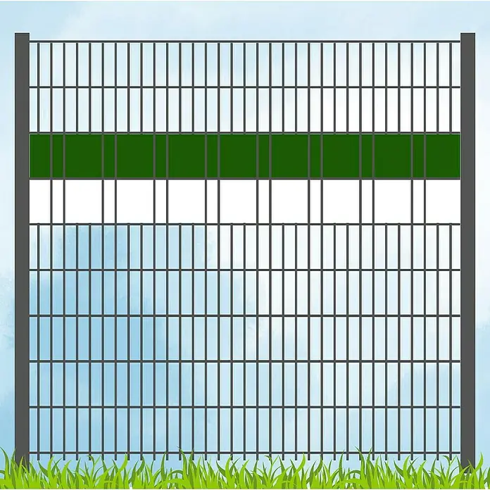 zaun|zu Sichtschutzstreifen Vereinsfarben - 19 x 0,1 cm, Grün-Weiß (Volle Breite) - Ein Zaun mit grünen und weißen Elementen vor blauem Himmel, der die Privatsphäre schützt und gleichzeitig eine stilvolle Optik bietet.