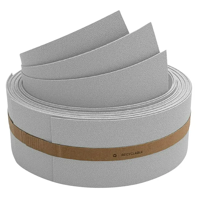 zaun|zu Sichtschutzstreifen Premium 1/3 - 2,55 m x 6,3 cm x 0,1 cm, Lichtgrau - Aufgerollter grauer Kantenumleimer, der mit einem braunen Papierband zusammengehalten wird, das mit dem Wort "RECYCLABLE" gekennzeichnet ist.