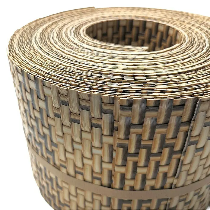 zaun|zu Sichtschutzstreifen Rattan 10 x Einzelstreifen - 25,5 m x 19 cm x 0,2 cm, Natur (Stroh) - Nahaufnahme einer Rolle aus gewebtem Bambus, ideal für DIY-Projekte und zur Dekoration von Wohnräumen. Robust, flexibel und ästhetisch ansprechend.