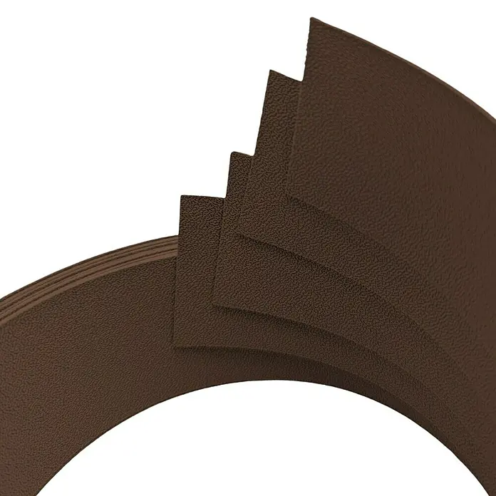 zaun|zu Sichtschutzstreifen Premium 1/4 Set - 2,55 m x 4,7 cm x 0,1 cm, Braun - Nahaufnahme von mehreren Schichten braunen, strukturierten Materials, das übereinander liegt und eine gebogene Form bildet.