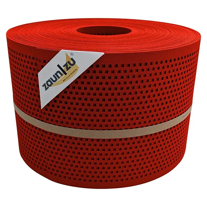 Sichtschutzstreifen Zaun|Zu Quadratisch - 50 m x 19 cm x 0,1 cm, Rot - Rolle roter Zaunfolie mit kleinen quadratischen Löchern, zusammengehalten von einem braunen Band, mit "ZaunZu"-Logo.