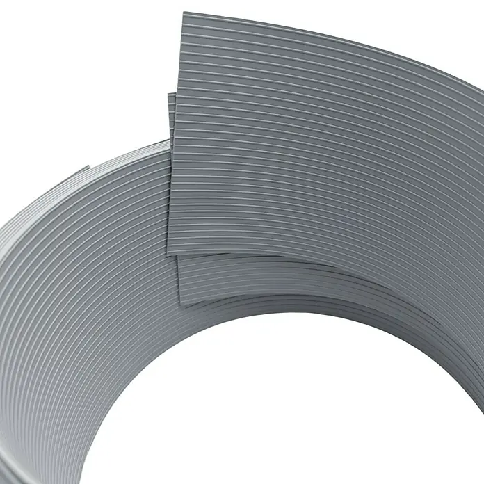 zaun|zu Sichtschutzstreifen Rille 1/2 - 2,55 m x 9,5 cm x 0,1 cm, Fenstergrau - Nahaufnahme einer Rolle grauen, geriffelten Dichtbands, ideal zum Abdichten und Isolieren im Bauwesen.