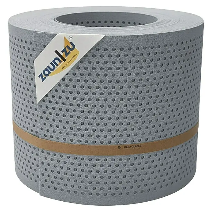 zaun|zu Sichtschutzstreifen Premium Gelocht 20% - 26 m x 19 cm x 0,1 cm, Fenstergrau - Die Zaunfolie "Zaun|zu" auf einer Rolle mit zahlreichen Löchern, fixiert durch ein braunes Band, ist eine umweltfreundliche Option.