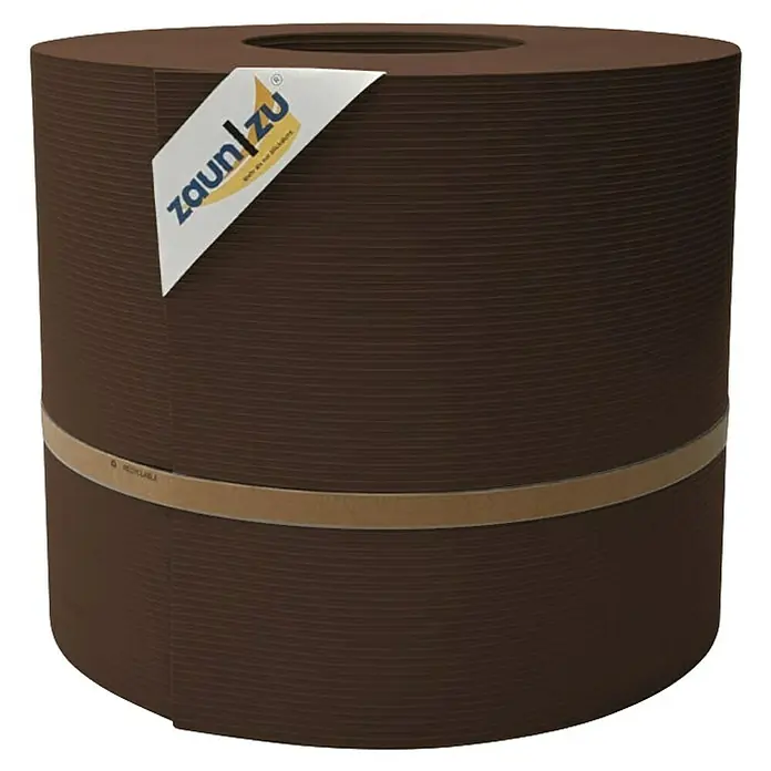zaun|zu Sichtschutzstreifen Rille Maxi - 50 m x 24 cm x 0,12 cm, Braun - Nahaufnahme einer Rolle Zaunstreifen von Zaun/zu, verpackt mit einem Recyclingband und einem Produktetikett.