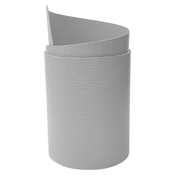 zaun|zu Sichtschutzstreifen Rille Maxi - 2,05 m x 24 cm x 0,12 cm, Lichtgrau - Aufnahme von einem flexiblen, isolierten Aluminium-Lüftungsschlauch für Klimaanlagen. Der Schlauch ist gerippt und grau.