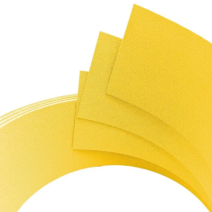 zaun|zu Sichtschutzstreifen Premium 1/3 - 2,55 m x 6,3 cm x 0,1 cm, Gelb - Nahaufnahme von gelbem, strukturiertem Material, möglicherweise Kunststoffplatten, die leicht gebogen und gestapelt sind.