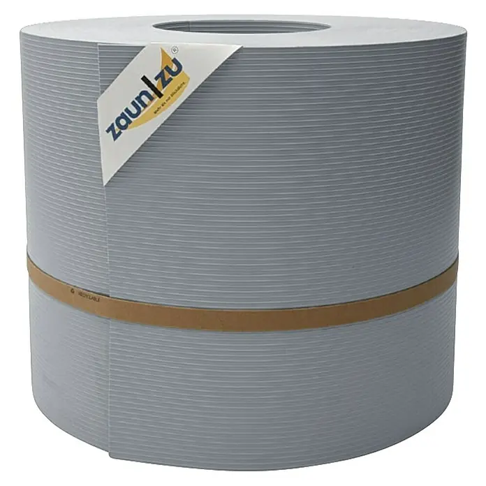 zaun|zu Sichtschutzstreifen Rille Maxi - 50 m x 24 cm x 0,12 cm, Fenstergrau - Graue Zaunfolie von Zaun|zu. Die Folie ist auf einer Rolle aufgewickelt und mit einem Papierband umwickelt, auf dem "Recyclebar" steht.
