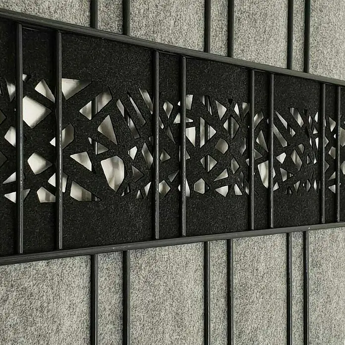 zaun|zu Sichtschutzstreifen Design Graphic - 2,6 m x 19 cm x 0,1 cm, Schwarzgrau - Dekoratives Paneel mit einem schwarzen, geometrisch gemusterten Einsatz, umgeben von einem Metallrahmen.