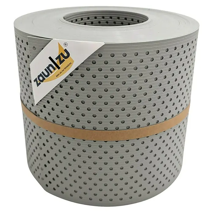 zaun|zu Sichtschutzstreifen Rille Gelocht 15% - 26 m x 19 cm x 0,1 cm, Steingrau - Eine Rolle Zaunfolie in Grau, zusammengehalten von einem braunen Gummiband und einem Logoaufkleber, bietet optimalen Sichtschutz für Ihren Garten.