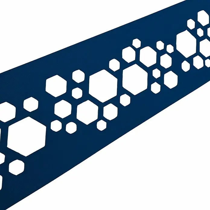zaun|zu Sichtschutzstreifen Premium Hexagon Dekor - 2,55 m x 19 cm x 0,1 cm, Enzianblau - Abstraktes Muster aus blauen Sechsecken mit weißen Aussparungen. Ideal für moderne Designs und Dekorationen.