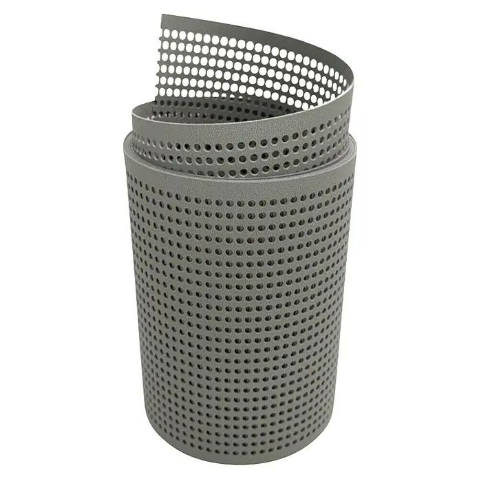 zaun|zu Sichtschutzstreifen Premium Gelocht - 2,55 m x 19 cm x 0,1 cm, Steingrau - Grauer, perforierter Metallzylinder, der sich teilweise abrollt, wobei die Lochmuster sichtbar sind. Ideal für industrielle Anwendungen.