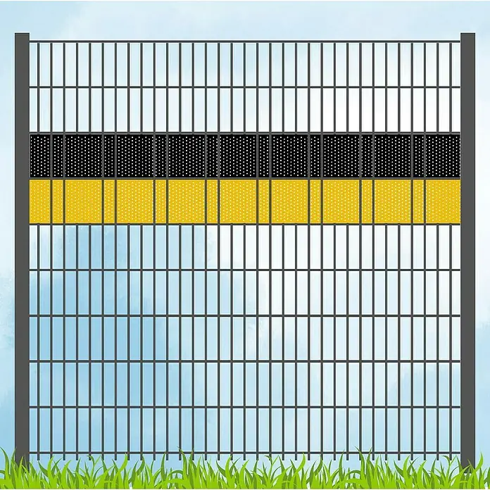 zaun|zu Sichtschutzstreifen Vereinsfarben - 19 x 0,1 cm, Schwarz-Gelb (Volle Breite), Gelocht - Bild eines Metallzauns mit schwarzem und gelbem Sichtschutzstreifen. Der Zaun steht vor blauem Himmel und grünem Gras.