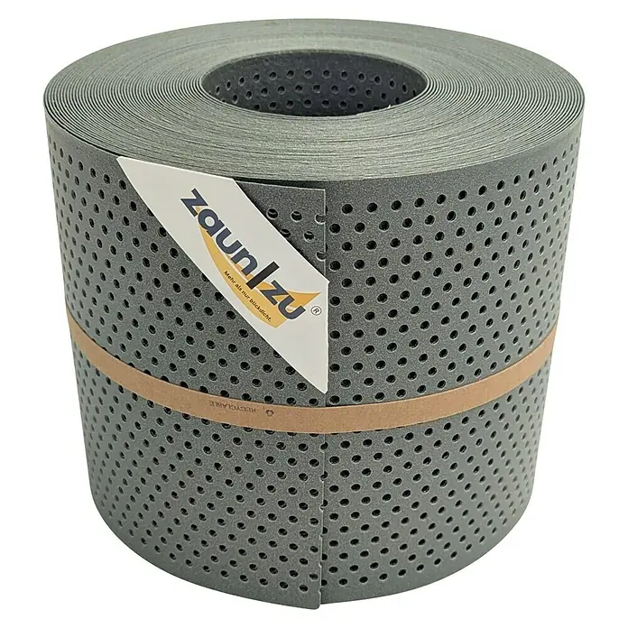 zaun|zu Sichtschutzstreifen Polyal Eco Gelocht 20% - 26 m x 19 cm x 0,1 cm, Salbei - Eine Rolle Zaunblende mit Löchern und einem Etikett mit dem Namen "zaunlzu", die mit einem Papierband zusammengehalten wird.