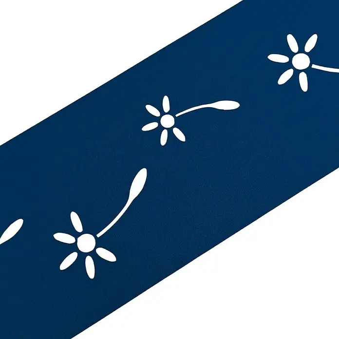 zaun|zu Sichtschutzstreifen Premium Pusteblumen Design - 2,55 m x 19 cm x 0,1 cm, Enzianblau - Nahaufnahme einer dunkelblauen Yoga-Matte mit Pusteblumenmuster. Die Matte bietet Halt und Komfort für Yoga und andere Bodenübungen.