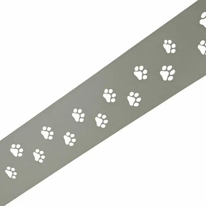 zaun|zu Sichtschutzstreifen Premium Tapsi - 2,55 m x 19 cm x 0,1 cm, Steingrau - Graues Band mit weißen Pfotenabdrücken, ein dekoratives Detail für Bastelarbeiten oder Tierliebhaber, ideal zur Gestaltung von Accessoires.