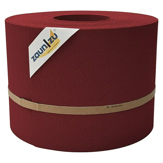 zaun|zu Sichtschutzstreifen Premium 35 m Rolle - 35 m x 19 cm x 0,1 cm, Bordeauxrot - Großaufnahme einer Rolle Zaunfolie von Zaun/zu in einem satten Burgunderrot, gebunden mit einem schlichten, natürlichen Kartonstreifen.