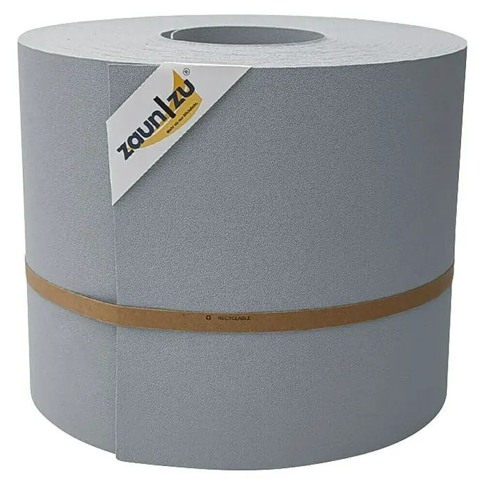 zaun|zu Sichtschutzstreifen Premium Maxi - L x B x H: 50 m x 24 cm x 0,1 cm, Fenstergrau - Nahaufnahme einer Rolle Zaunfolie von Zaun|zu in Grau, die mit einem Pappband zusammengehalten wird.