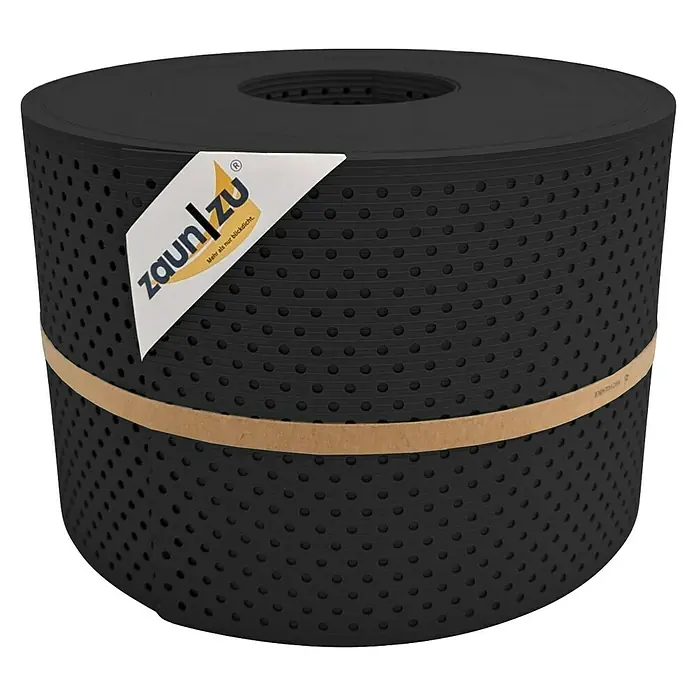 zaun|zu Sichtschutzstreifen Rille Gelocht 15% - 50 m x 19 cm x 0,1 cm, Tiefschwarz - Abbildung einer Rolle blickdichter Zaunfolie von ZaunZu, die mit einem Band zusammengehalten wird. Die Zaunfolie ist schwarz und perforiert.