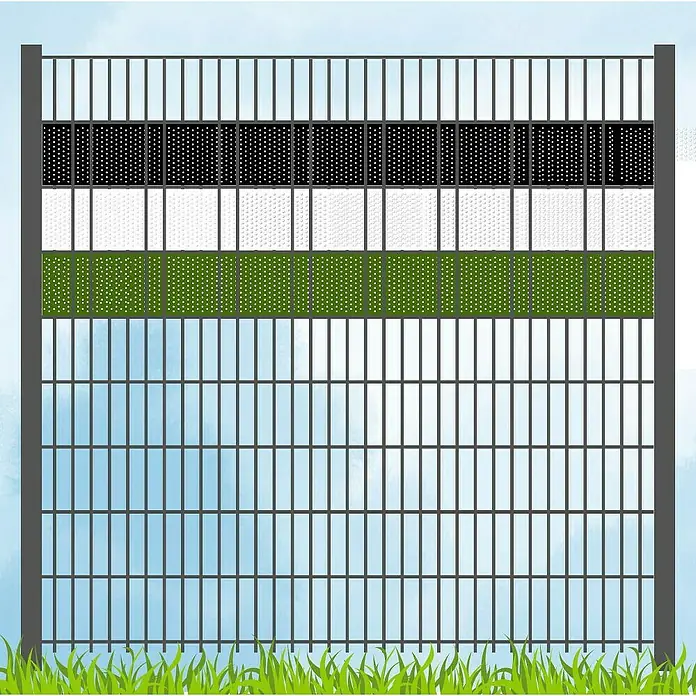 zaun|zu Sichtschutzstreifen Vereinsfarben - 19 x 0,1 cm, Schwarz-Weiß-Grün (Volle Breite), Gelocht - Diese Abbildung zeigt einen Zaun mit schwarzen, weißen und grünen Sichtschutzstreifen vor einem blauen Himmel. Der Zaun ist von grünem Gras umgeben.