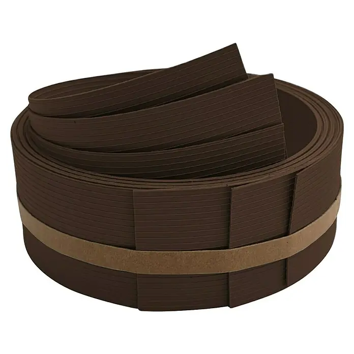 zaun|zu Sichtschutzstreifen Rille Drittel Set - 2,55 m x 6,3 cm x 0,1 cm, Braun - Nahaufnahme einer braunen Kantenumrandung mit einem Band, die sich ideal für die Fertigstellung von Gartenbeeten eignet.