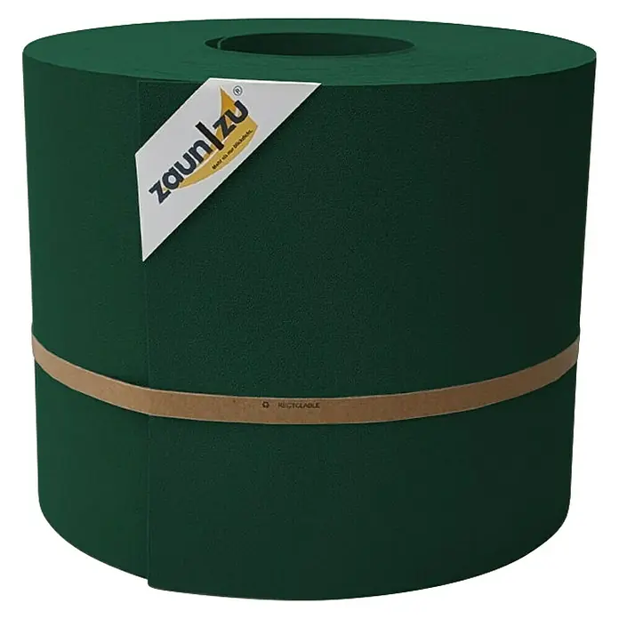 zaun|zu Sichtschutzstreifen Premium Maxi - L x B x H: 50 m x 24 cm x 0,1 cm, Grün - Das Bild zeigt eine Rolle Zaunfolie der Marke Zaun/zu, die in einem satten Grün gehalten ist und durch eine recycelbare Banderole zusammengehalten wird.