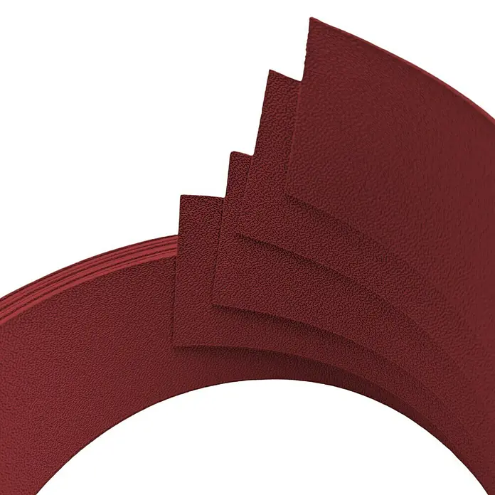 zaun|zu Sichtschutzstreifen Premium 1/4 Set - 2,55 m x 4,7 cm x 0,1 cm, Bordeauxrot - Nahaufnahme von mehreren Schichten eines strukturierten, burgunderfarbenen Materials, das in einem Bogen angeordnet ist. Das Texturmuster ist deutlich sichtbar.