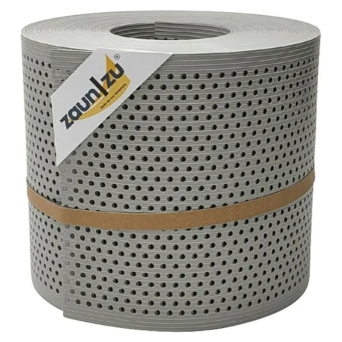 zaun|zu Sichtschutzstreifen Rille Gelocht 20% PP - 26 m x 19 cm x 0,1 cm, Steingrau - Rolle grauer Zaunfolie mit Löchern und braunem Band, versehen mit einem Zaun/zu-Logo.